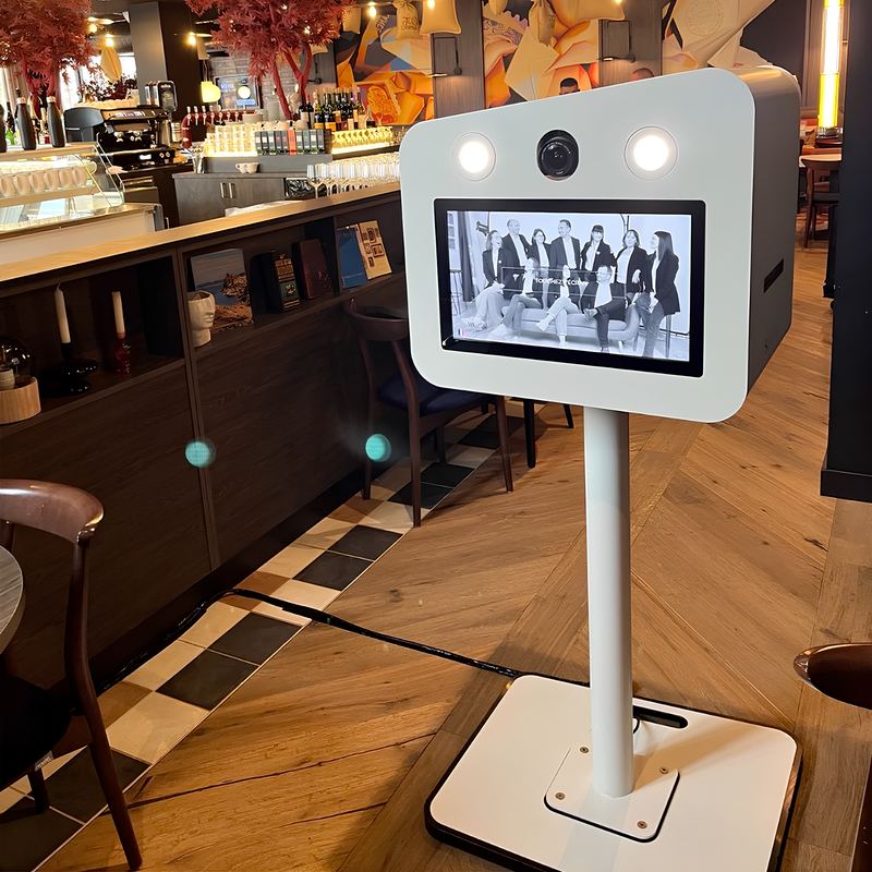 La borne BeSelfie et son écran tactile dans un bar