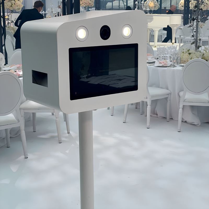 La borne BeSelfie sous le chapiteau d'un mariage