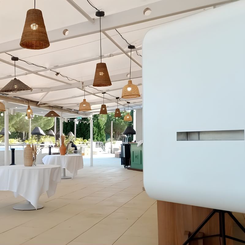 La borne BeSelfie installée sur une terrasse de réception