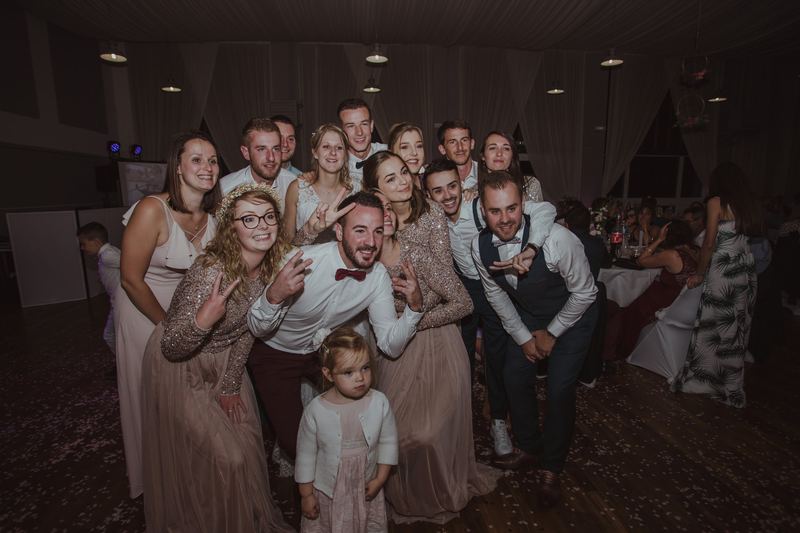 Les invités d'un mariage réunis pour une photo de groupe