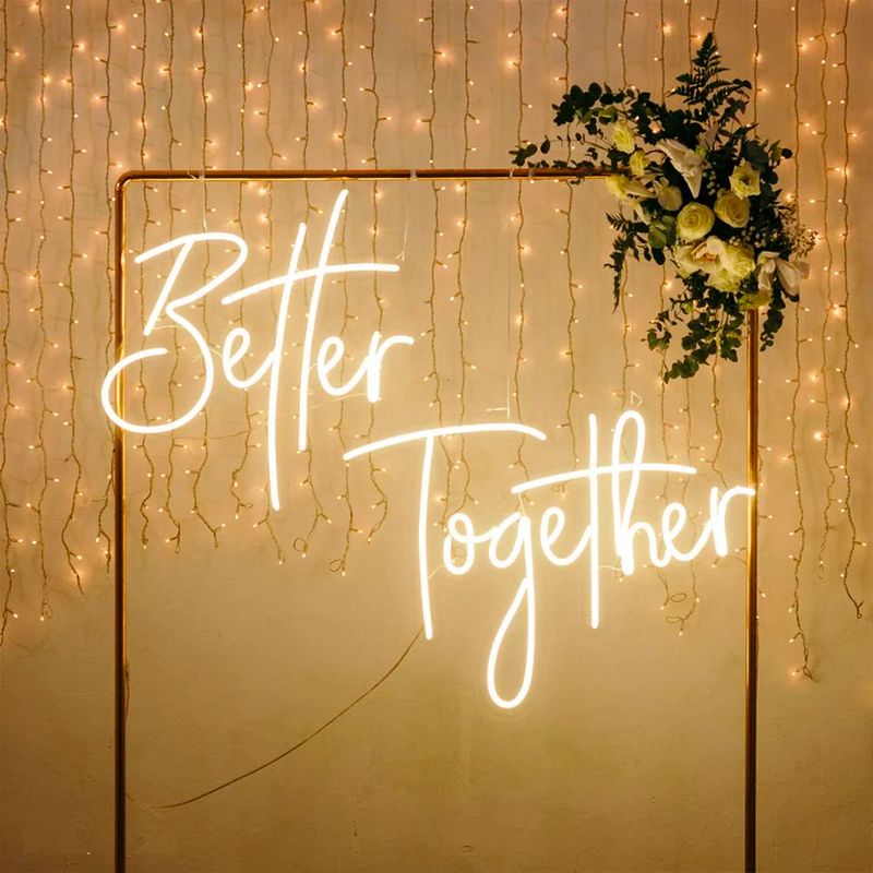 Néon « Better Together » sur une arche de guirlandes lumineuses
