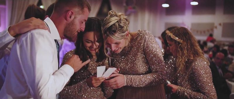 Des invités découvrent leurs tirages photo pendant un mariage